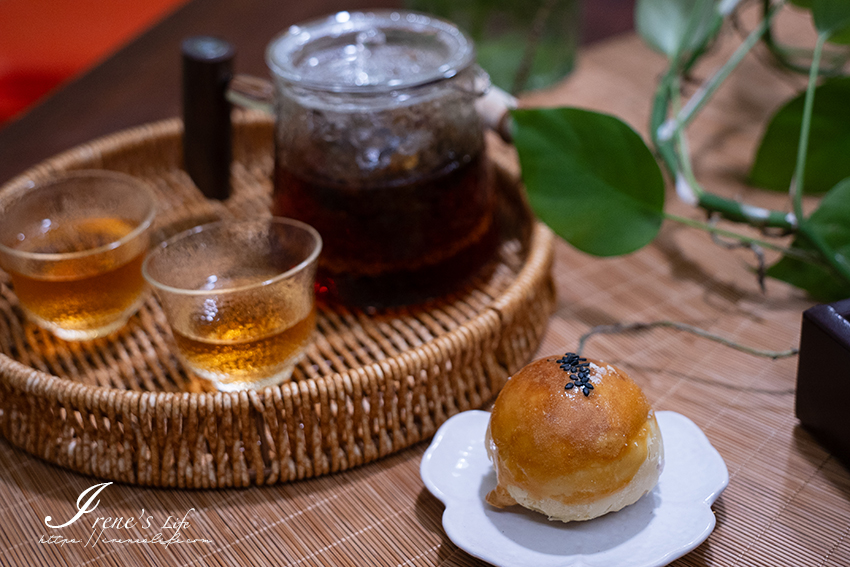 蘆洲好吃平價麵包店推出月餅禮盒，大三元一次擁有三種口味！會流心的芋頭麻糬和黃金月亮