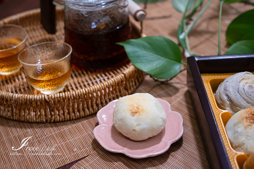 蘆洲好吃平價麵包店推出月餅禮盒，大三元一次擁有三種口味！會流心的芋頭麻糬和黃金月亮