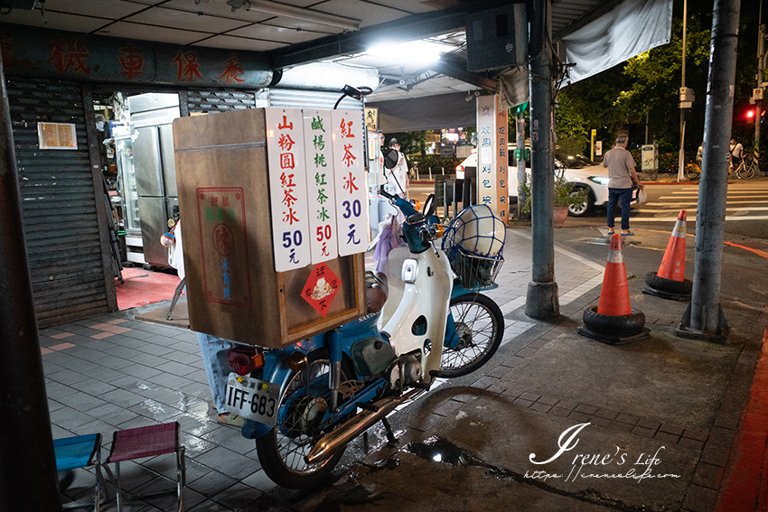 夜裡騎樓出沒的小檔車，古早味袋裝紅茶冰！出攤時間、當天口味、已完售通通請見FB