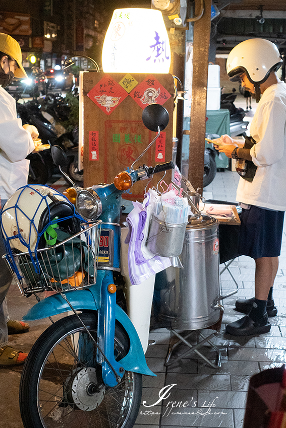 夜裡騎樓出沒的小檔車，古早味袋裝紅茶冰！出攤時間、當天口味、已完售通通請見FB