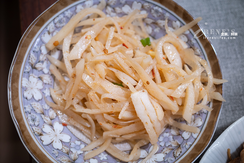 蘆洲現點現做的雪釀餅，來自江西的美味小吃，滷味也很好吃，現在還有孜然烤串