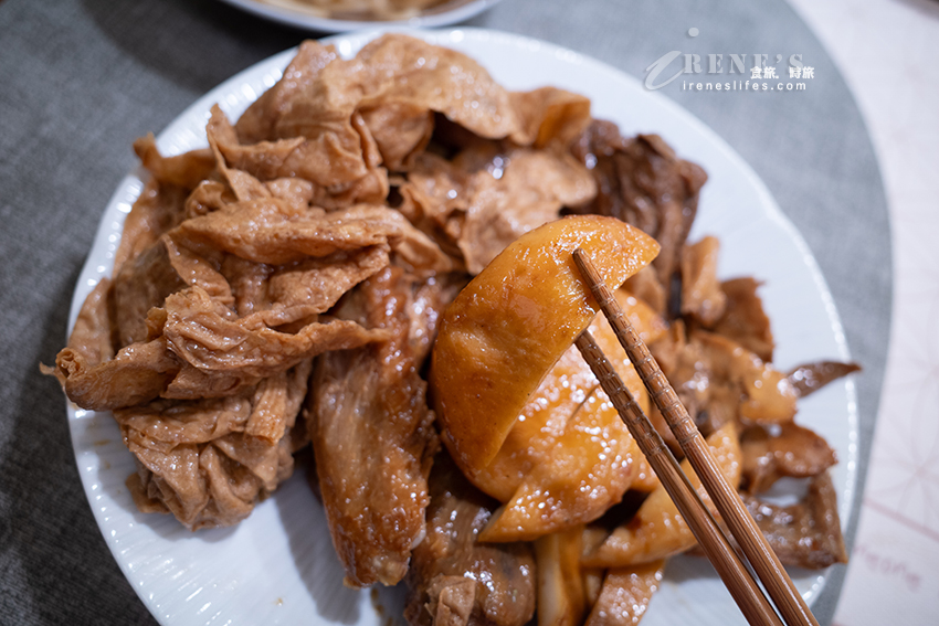 蘆洲現點現做的雪釀餅，來自江西的美味小吃，滷味也很好吃，現在還有孜然烤串