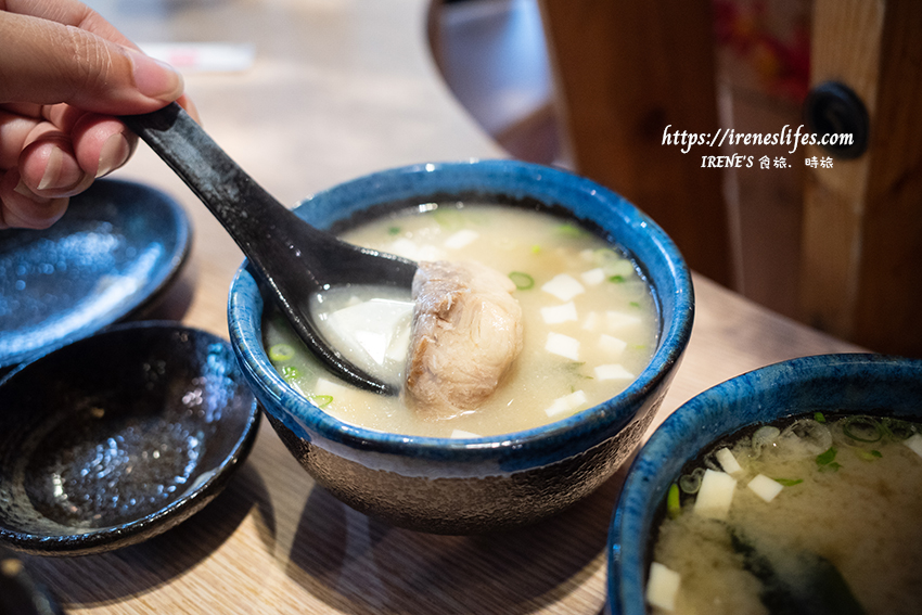 捷運中山國中站人氣最高的躼腳日式料理，生魚片每片都又大又厚，味噌湯還有魚肉