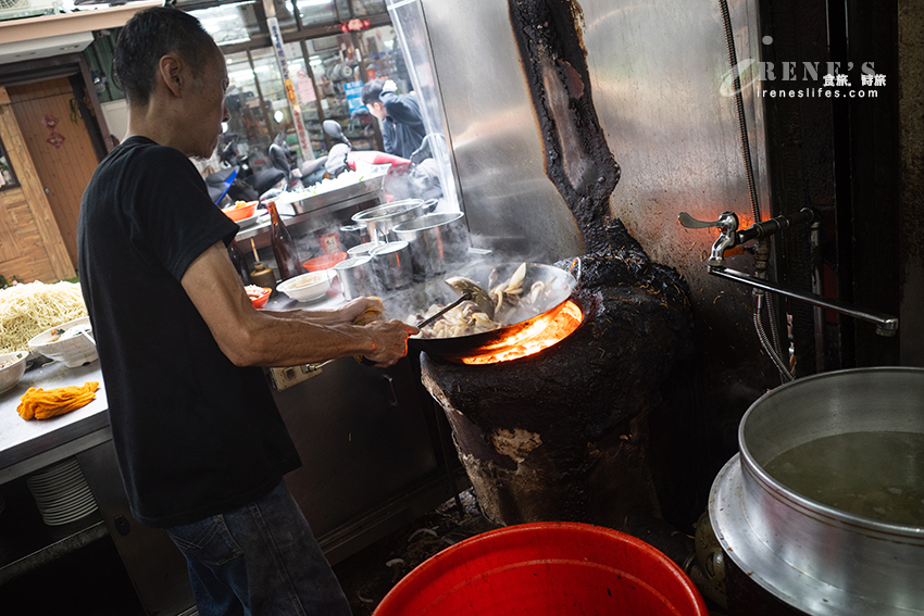 一天只賣四小時，傳統炭火料理的生炒鱔魚麵、生炒腰子，店內還有濃郁的柴魚湯免費喝