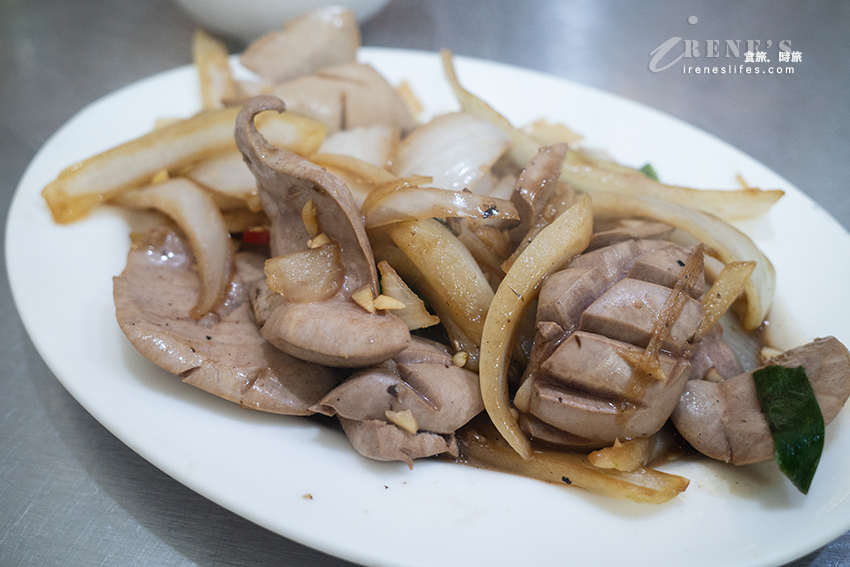 一天只賣四小時，傳統炭火料理的生炒鱔魚麵、生炒腰子，店內還有濃郁的柴魚湯免費喝