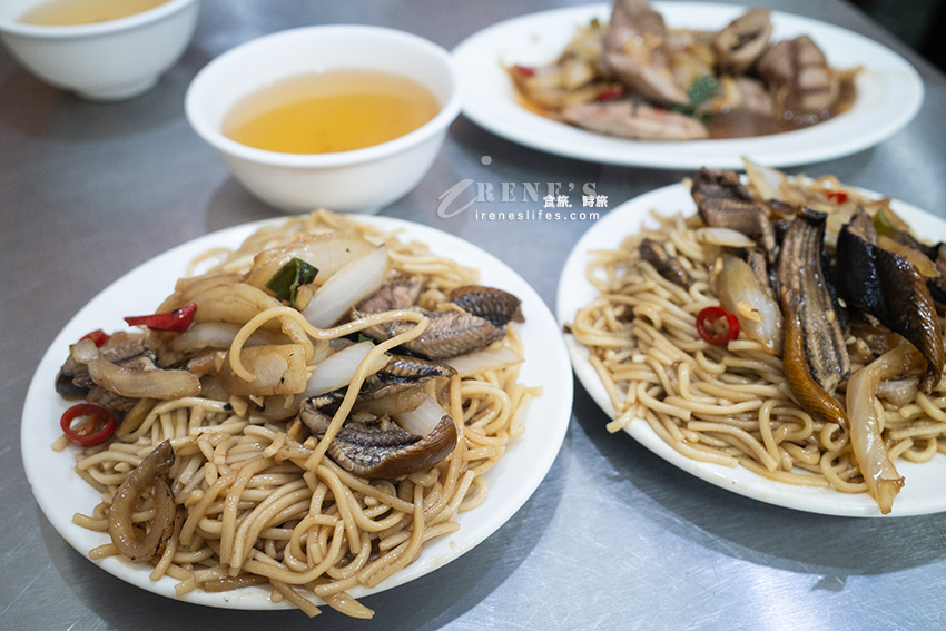 一天只賣四小時，傳統炭火料理的生炒鱔魚麵、生炒腰子，店內還有濃郁的柴魚湯免費喝