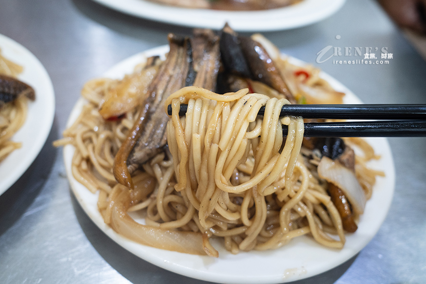 一天只賣四小時，傳統炭火料理的生炒鱔魚麵、生炒腰子，店內還有濃郁的柴魚湯免費喝