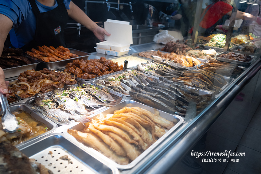 集美街新開便當店，主菜選擇性多，內用炒麵、白粥、白飯、飲料、熱湯無限供應