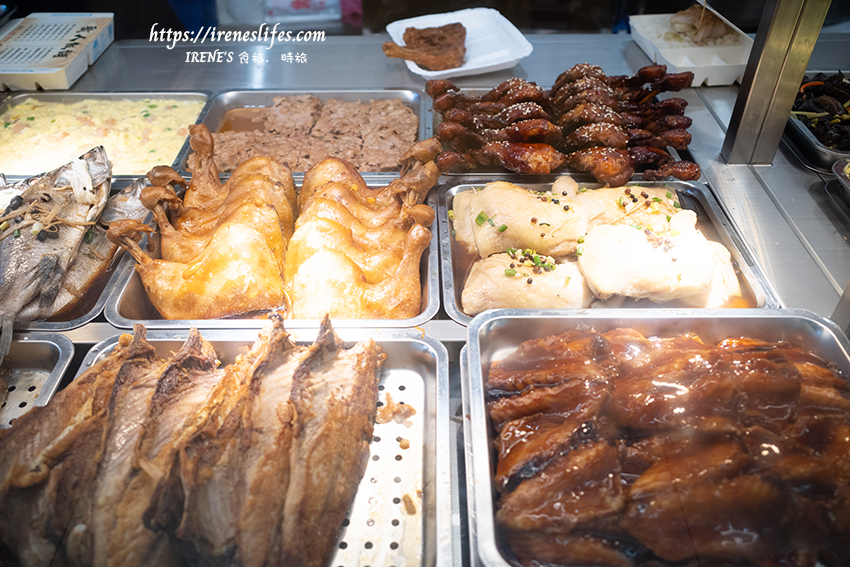 集美街新開便當店，主菜選擇性多，內用炒麵、白粥、白飯、飲料、熱湯無限供應