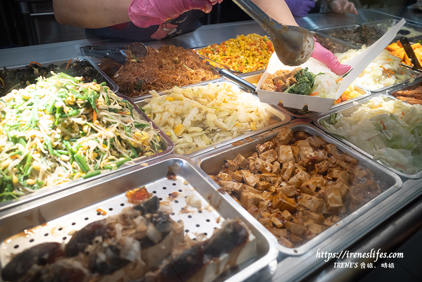 集美街新開便當店，主菜選擇性多，內用炒麵、白粥、白飯、飲料、熱湯無限供應