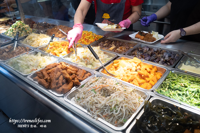 集美街新開便當店，主菜選擇性多，內用炒麵、白粥、白飯、飲料、熱湯無限供應