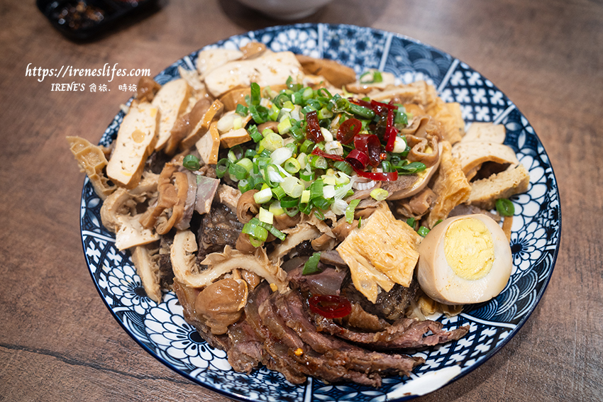 東引快刀手插旗三重，酸菜滷肉飯、牛油麻醬麵、超強滷味、巨無霸大貢丸，宵夜場也沒問題