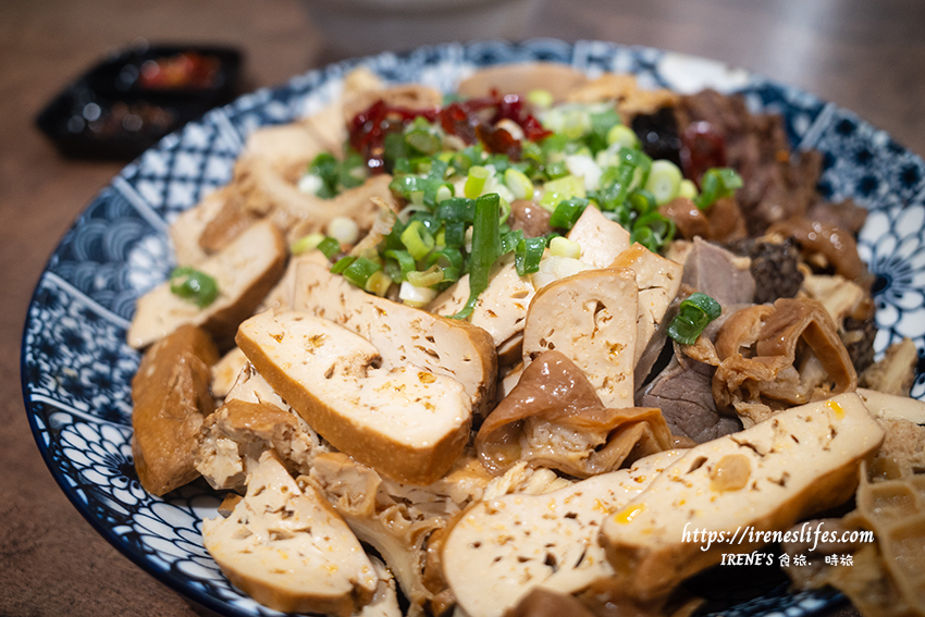 東引快刀手插旗三重，酸菜滷肉飯、牛油麻醬麵、超強滷味、巨無霸大貢丸，宵夜場也沒問題