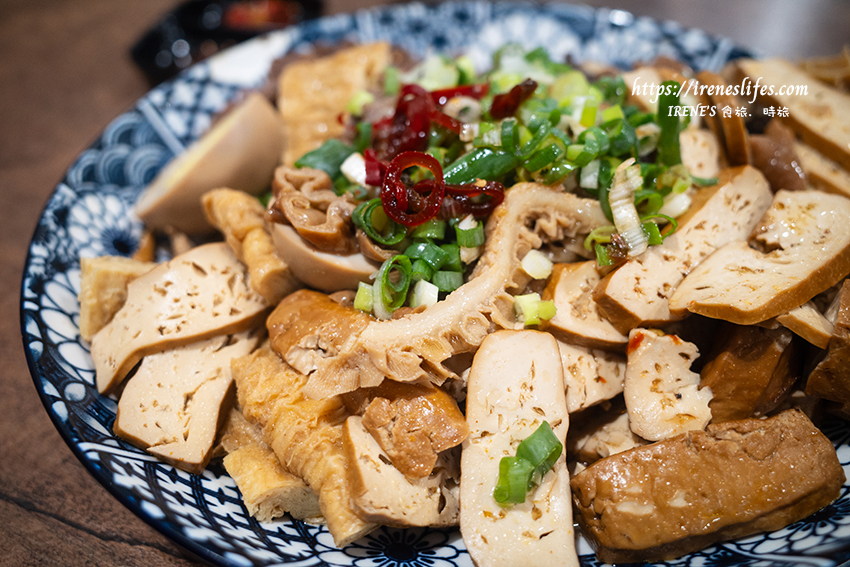 東引快刀手插旗三重，酸菜滷肉飯、牛油麻醬麵、超強滷味、巨無霸大貢丸，宵夜場也沒問題