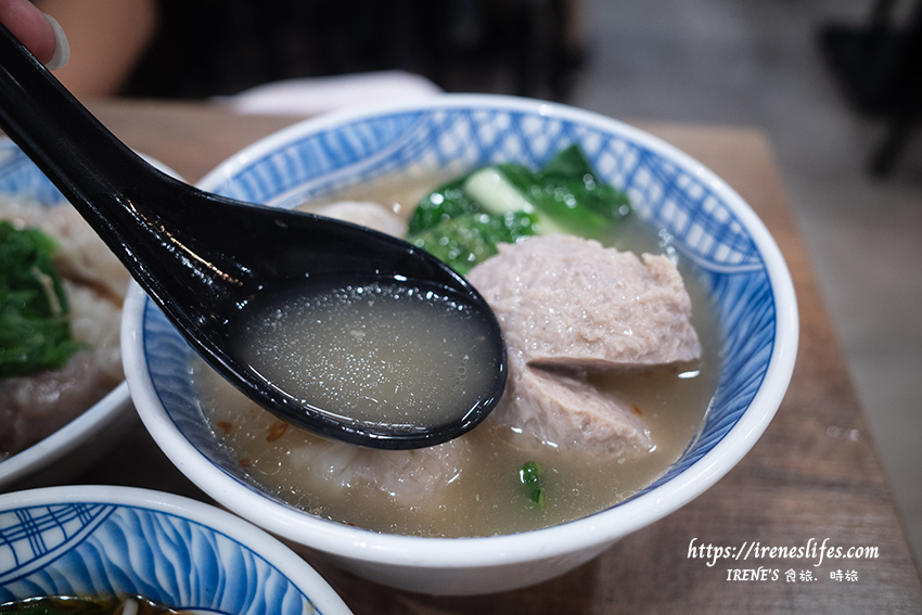 東引快刀手插旗三重，酸菜滷肉飯、牛油麻醬麵、超強滷味、巨無霸大貢丸，宵夜場也沒問題