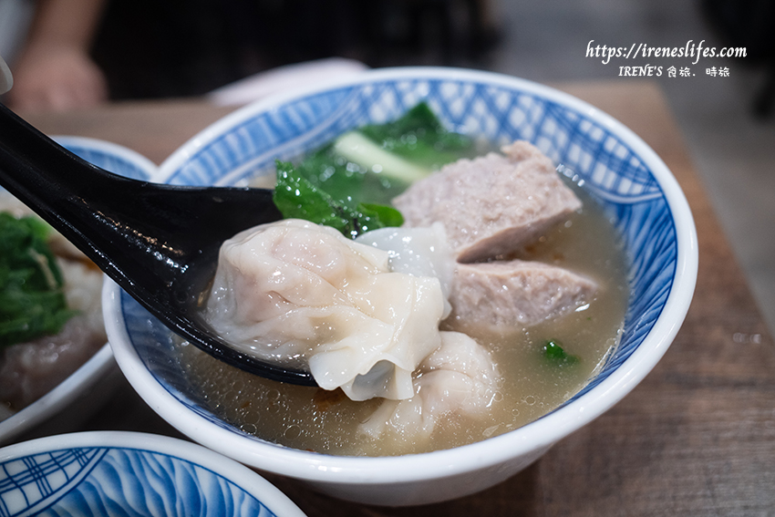 東引快刀手插旗三重，酸菜滷肉飯、牛油麻醬麵、超強滷味、巨無霸大貢丸，宵夜場也沒問題