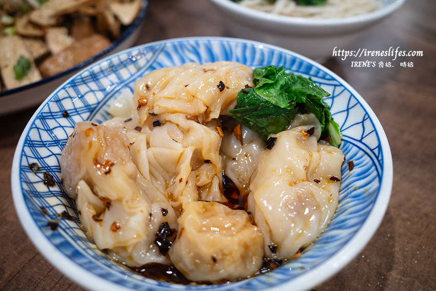 東引快刀手插旗三重，酸菜滷肉飯、牛油麻醬麵、超強滷味、巨無霸大貢丸，宵夜場也沒問題