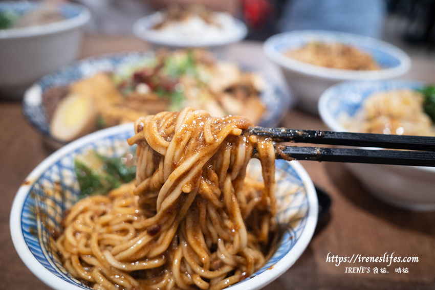 東引快刀手插旗三重，酸菜滷肉飯、牛油麻醬麵、超強滷味、巨無霸大貢丸，宵夜場也沒問題