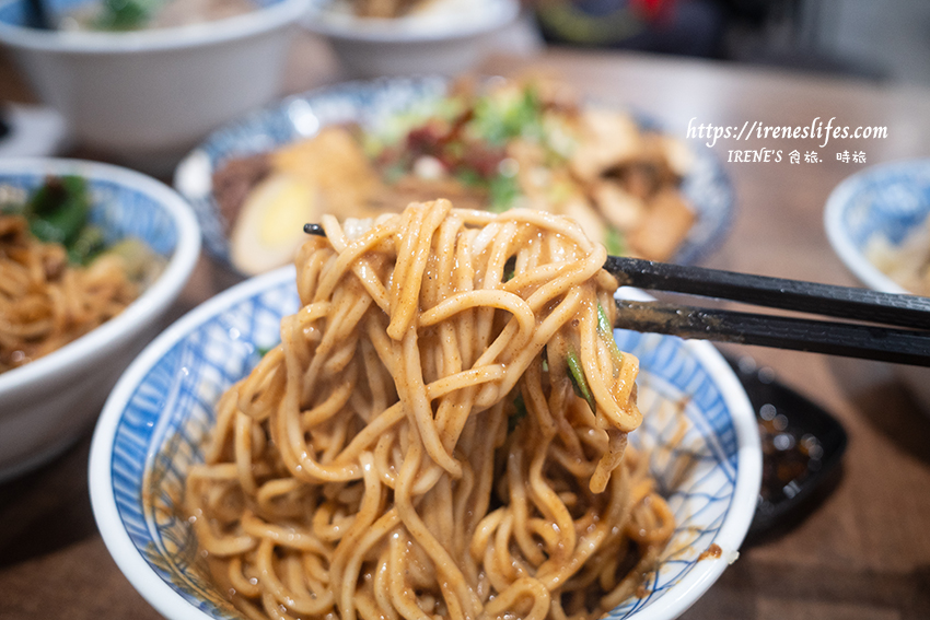 東引快刀手插旗三重，酸菜滷肉飯、牛油麻醬麵、超強滷味、巨無霸大貢丸，宵夜場也沒問題