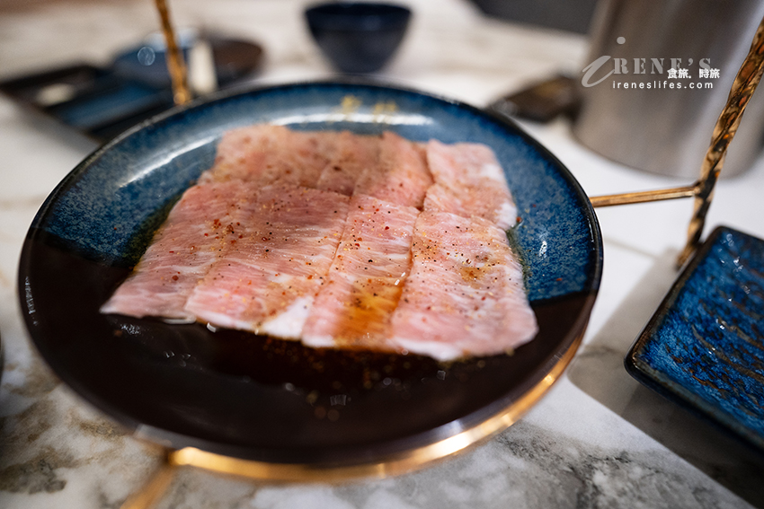 台中老井極上燒肉進駐台北囉！推出台北限定套餐，服務好、品質優，雞白湯、白桃醋飲好喝喝到飽