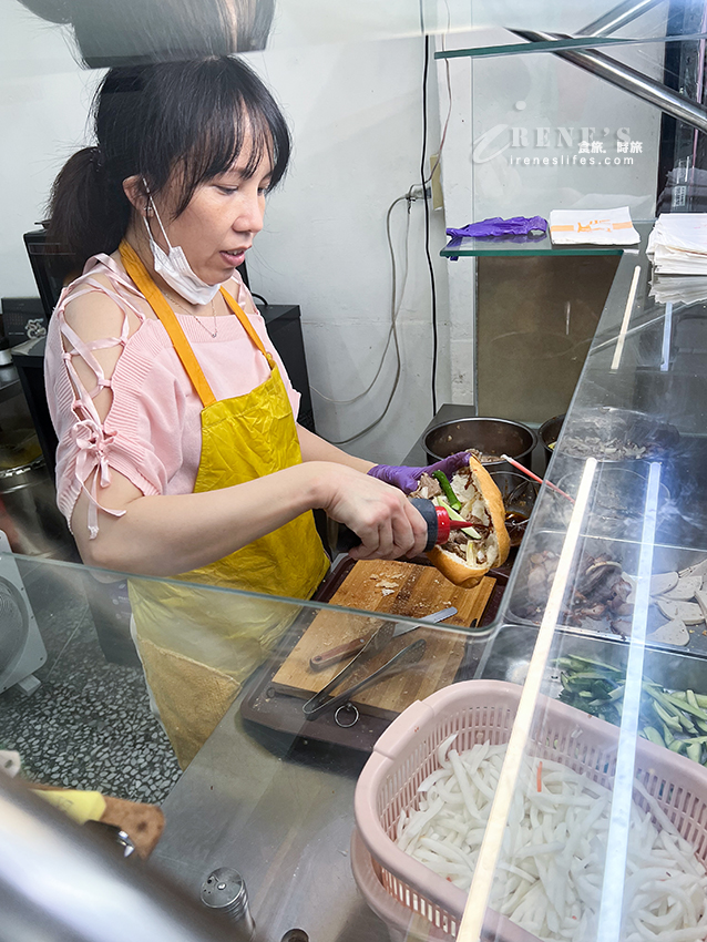 近三和夜市的越南法國麵包，料多飽滿、麵包外酥內軟超級讚，還有方便素可以選