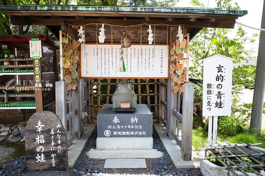 新潟市內的三社神社，環境很清幽，滿滿青蛙御守群，一起來找出寺廟內藏著的6隻青蛙吧