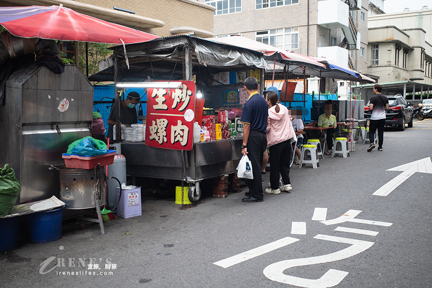 嘉義文化夜市就只賣一樣生炒螺肉賣了30年，螺肉鮮脆加辣更好吃