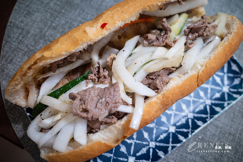 近三和夜市的越南法國麵包，料多飽滿、麵包外酥內軟超級讚，還有方便素可以選