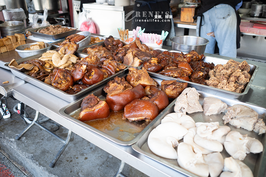 關渡超人氣小吃店，招牌模糊到看不清，店前黑壓壓人潮是指標，一字排開的滷味必點 @Irene&#039;s 食旅．時旅