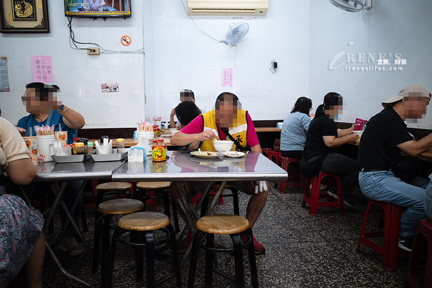 關渡超人氣小吃店，招牌模糊到看不清，店前黑壓壓人潮是指標，一字排開的滷味必點