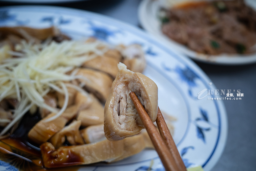 關渡超人氣小吃店，招牌模糊到看不清，店前黑壓壓人潮是指標，一字排開的滷味必點