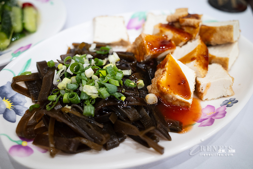 有冷氣吹的古早味小吃店！魯肉飯、乾意麵、炒飯都不錯，白斬雞腿一定要點