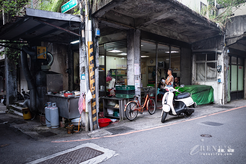 汐止五堵車站美食，沒招牌超隱密的小吃店但生意好到炸，什錦湯麵超有古早味