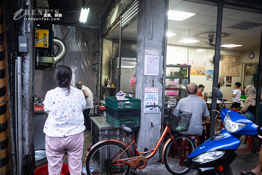 汐止五堵車站美食，沒招牌超隱密的小吃店但生意好到炸，什錦湯麵超有古早味