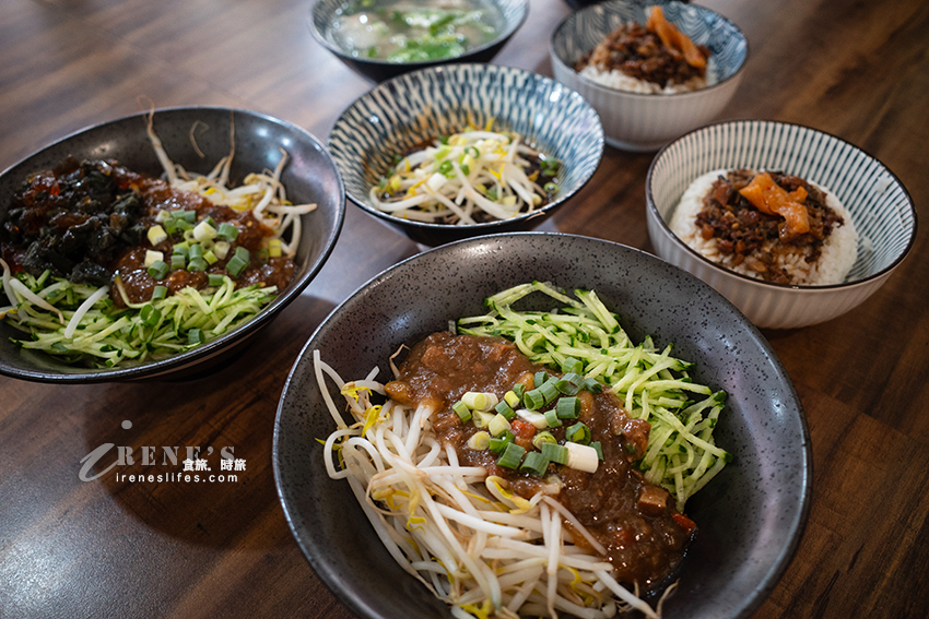 大溪老街濱燉湯麵食館，乾淨有冷氣吹的小吃店，八寶炸醬麵、椒麻肉醬皮蛋麵、限量剝皮辣椒雞湯