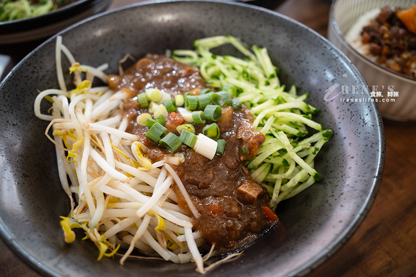 大溪老街濱燉湯麵食館，乾淨有冷氣吹的小吃店，八寶炸醬麵、椒麻肉醬皮蛋麵、限量剝皮辣椒雞湯