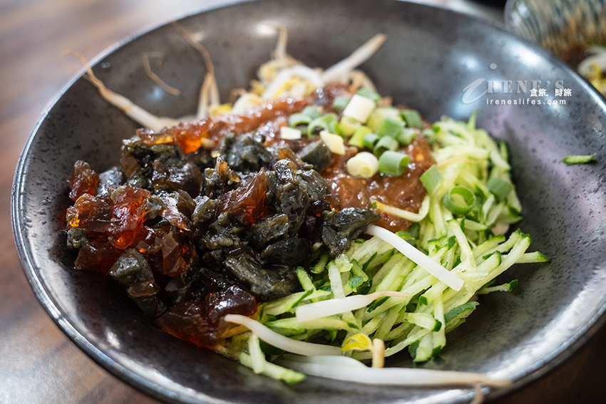 大溪老街濱燉湯麵食館，乾淨有冷氣吹的小吃店，八寶炸醬麵、椒麻肉醬皮蛋麵、限量剝皮辣椒雞湯