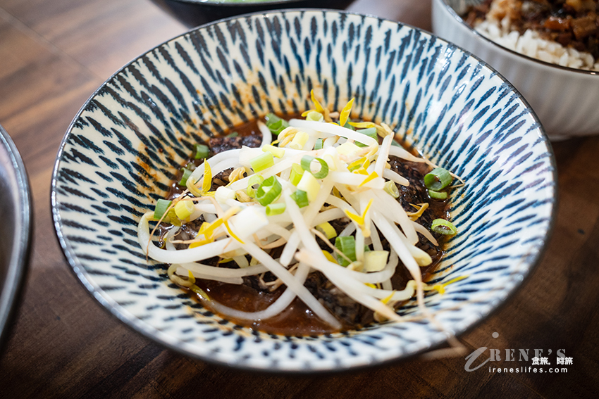 大溪老街濱燉湯麵食館，乾淨有冷氣吹的小吃店，八寶炸醬麵、椒麻肉醬皮蛋麵、限量剝皮辣椒雞湯