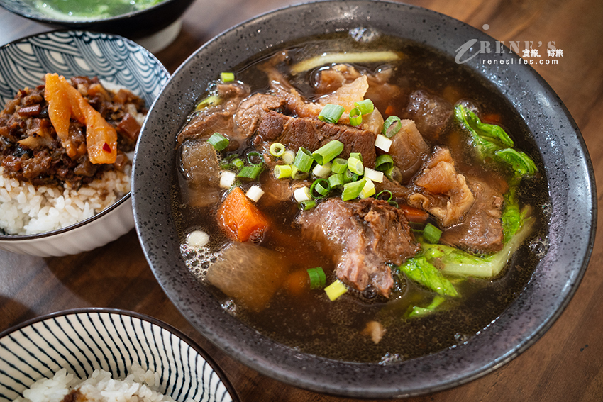 大溪老街濱燉湯麵食館，乾淨有冷氣吹的小吃店，八寶炸醬麵、椒麻肉醬皮蛋麵、限量剝皮辣椒雞湯