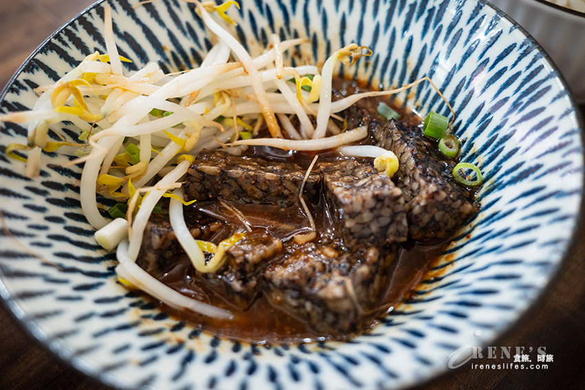 大溪老街濱燉湯麵食館，乾淨有冷氣吹的小吃店，八寶炸醬麵、椒麻肉醬皮蛋麵、限量剝皮辣椒雞湯