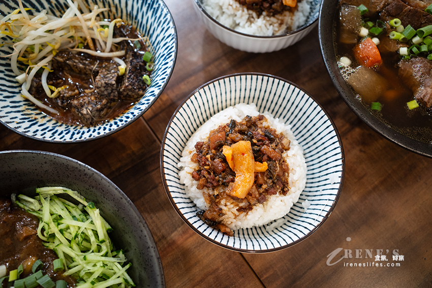 大溪老街濱燉湯麵食館，乾淨有冷氣吹的小吃店，八寶炸醬麵、椒麻肉醬皮蛋麵、限量剝皮辣椒雞湯