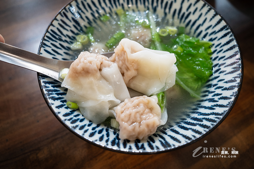 大溪老街濱燉湯麵食館，乾淨有冷氣吹的小吃店，八寶炸醬麵、椒麻肉醬皮蛋麵、限量剝皮辣椒雞湯