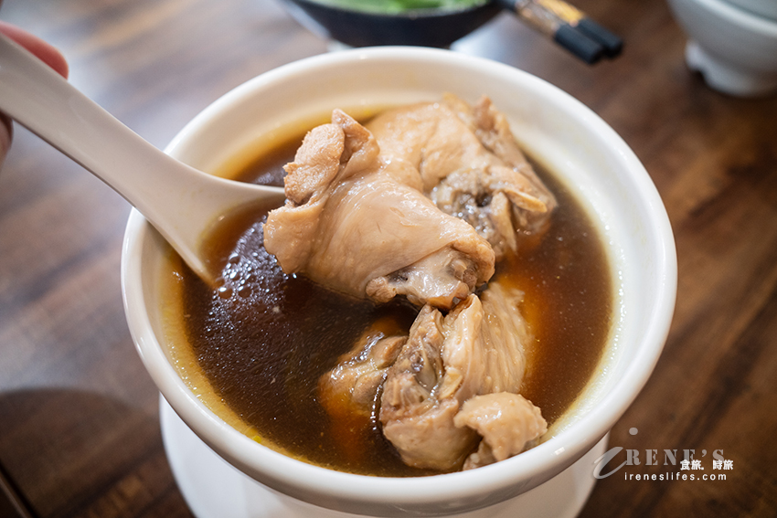 大溪老街濱燉湯麵食館，乾淨有冷氣吹的小吃店，八寶炸醬麵、椒麻肉醬皮蛋麵、限量剝皮辣椒雞湯