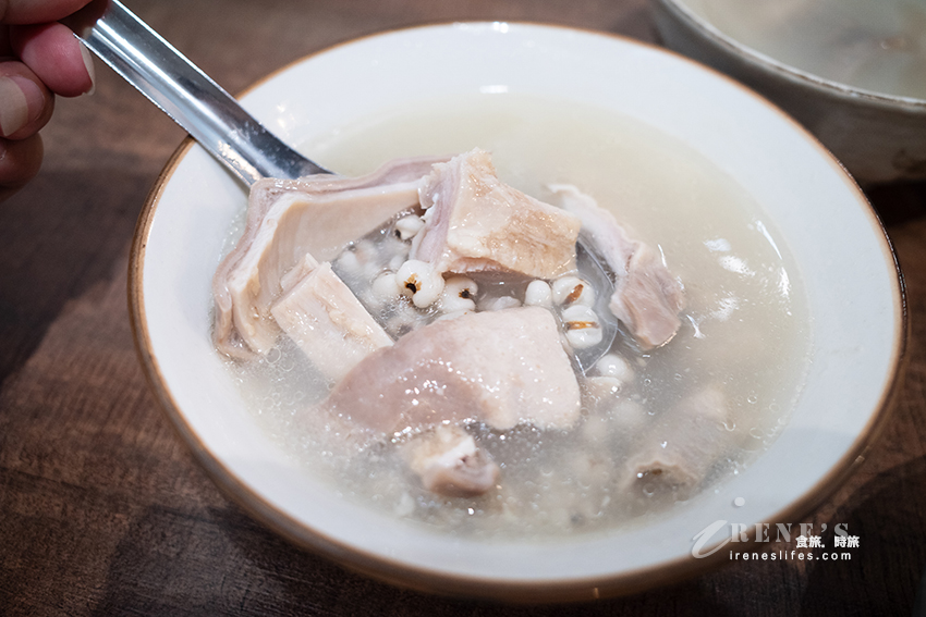 萬華在地近80年老店，搬到巷子內超隱密但古色古香有冷氣，芋頭控必吃真材實料的芋粿