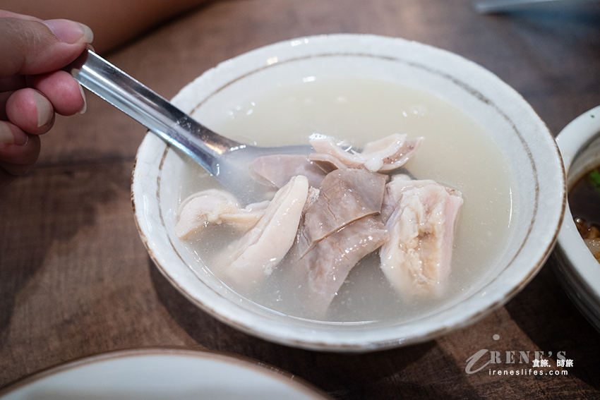 萬華在地近80年老店，搬到巷子內超隱密但古色古香有冷氣，芋頭控必吃真材實料的芋粿