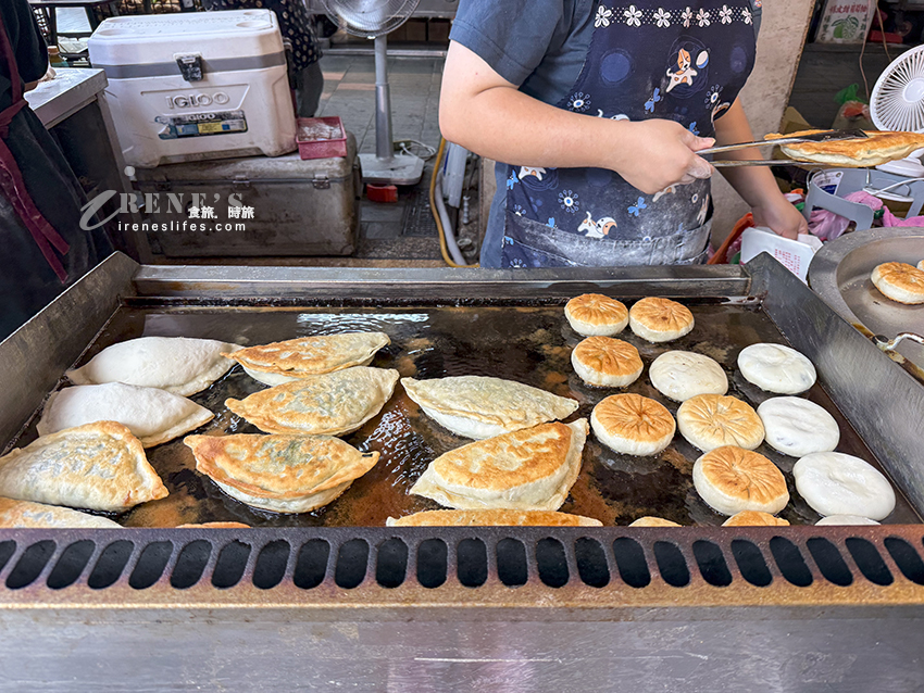 太平市場內沒招牌的排隊美食，一週只賣兩天的韭菜盒子、餡餅，韭菜盒超巨皮薄爆餡