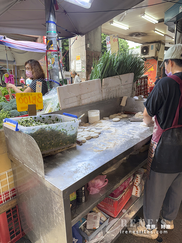 太平市場內沒招牌的排隊美食，一週只賣兩天的韭菜盒子、餡餅，韭菜盒超巨皮薄爆餡