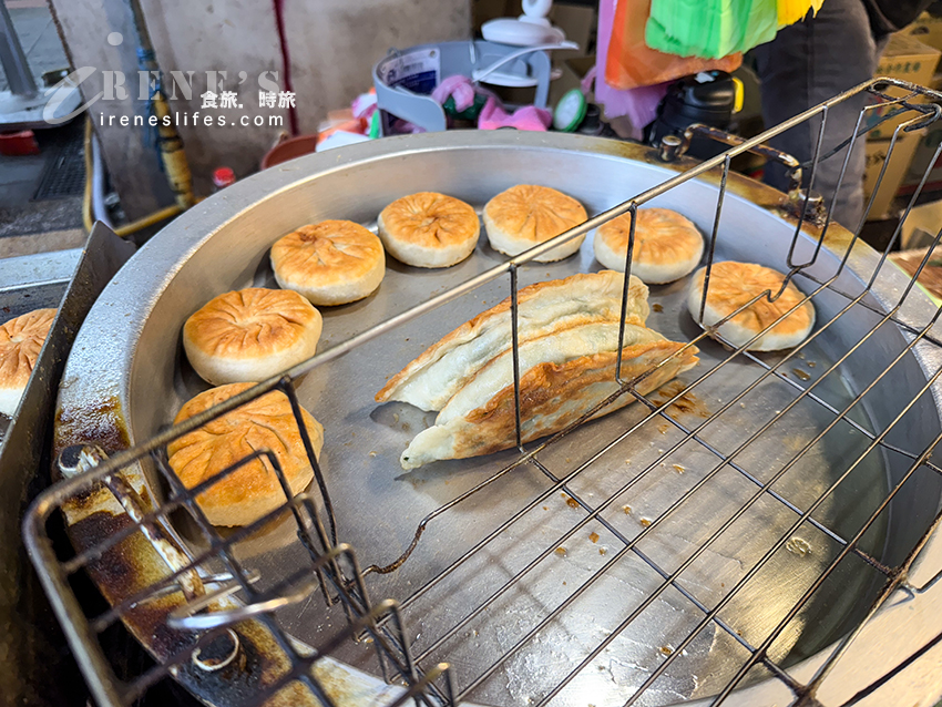 太平市場內沒招牌的排隊美食，一週只賣兩天的韭菜盒子、餡餅，韭菜盒超巨皮薄爆餡