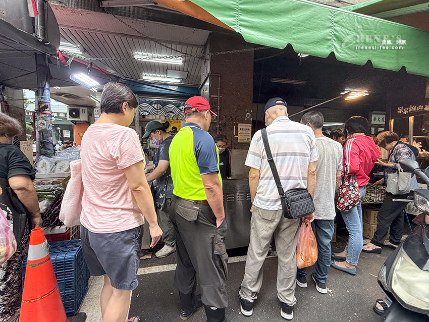 太平市場內沒招牌的排隊美食，一週只賣兩天的韭菜盒子、餡餅，韭菜盒超巨皮薄爆餡