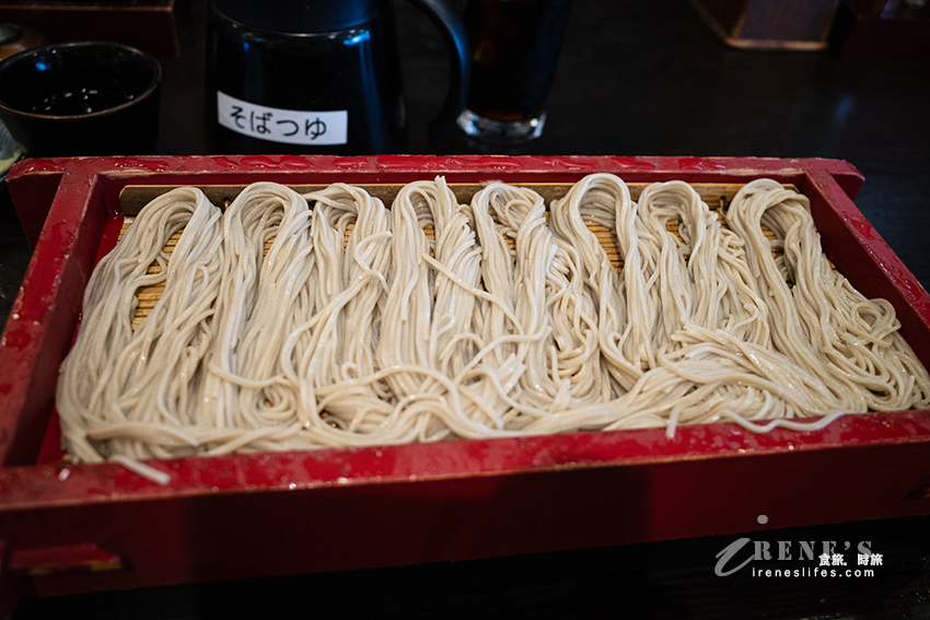 新潟駅前走路4分鐘，必吃新潟名物片木蕎麥麵，看似無奇卻相當可口，店內還有其它郷土料理